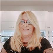 offro lezioni scuole medie e superiori
metodo comparato .
inglese francese spagnolo e letteratura.
italiano anche per stranieri